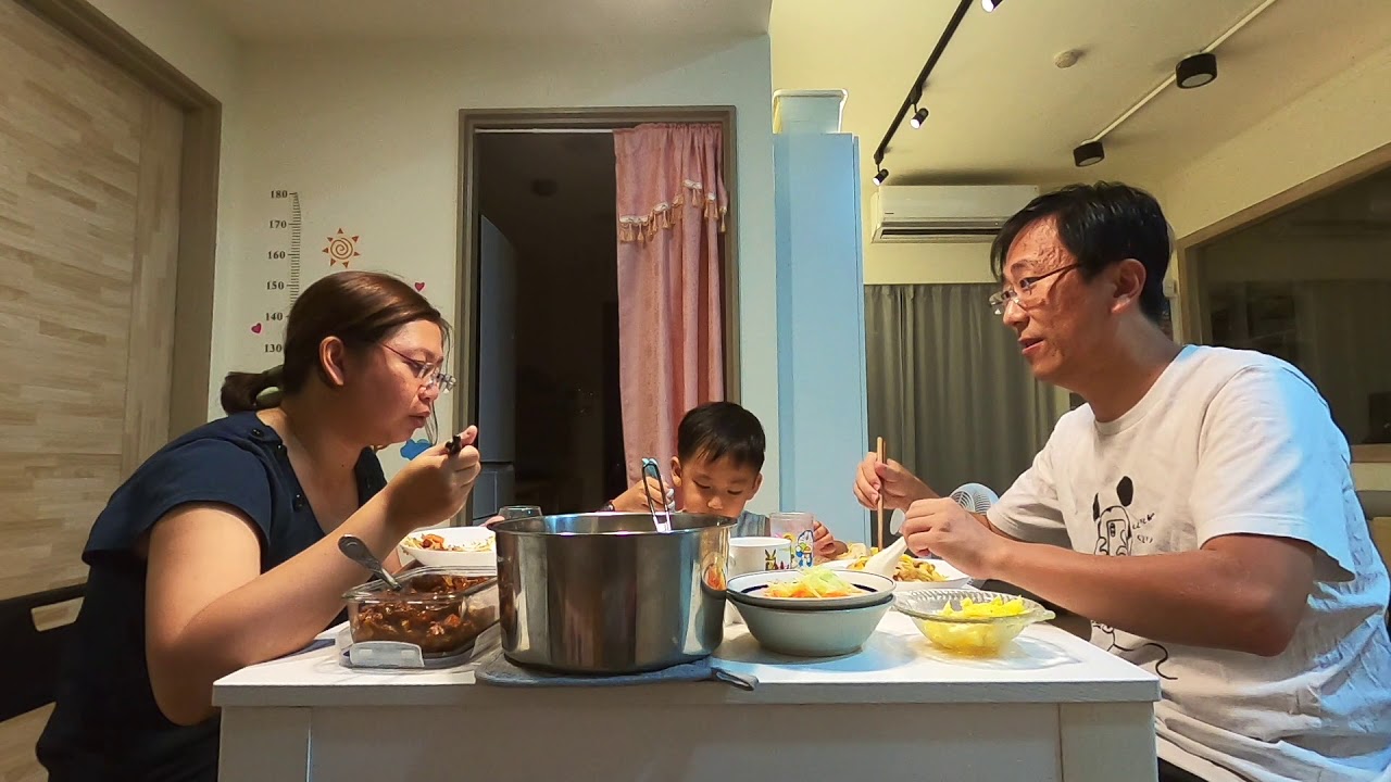 老婆煮炸醬麵｜全家一起吃晚餐聊天簡單又幸福