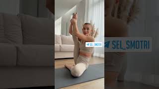 Типичная ЙОГА, ДА ДЕВОЧКИ? #угар #растяжка #спинаболит #совет #йогакаждыйдень