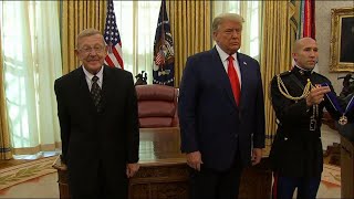 Trump honors coach Holtz as 'one of the greatest'