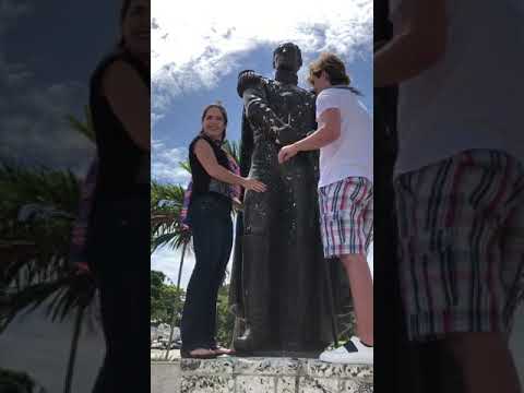 Venezolanos en Miami limpian la estatua de Simón Bolivar.