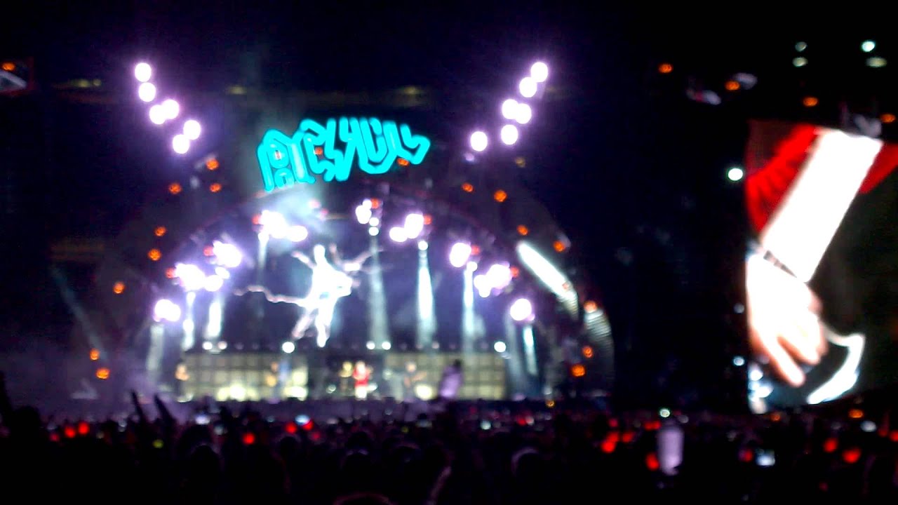 AC/DC - Thunderstruck - live at MetLife Stadium, NJ 2015 - YouTube