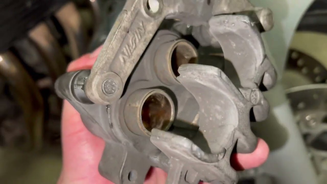 Jak vyměnit brzdy na motorce + odvzdušnění brzd na motorce - Honda cb600f