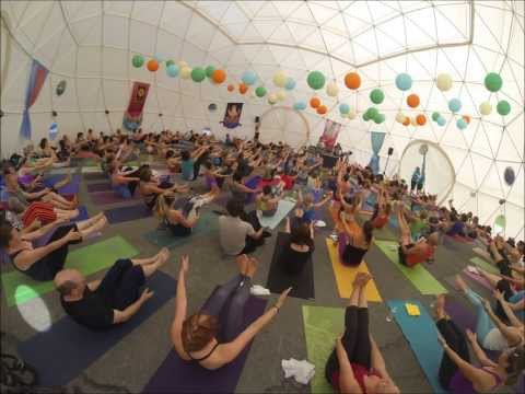 Video: Foto-Essay: Downward Dogs En Masse Bei Whistlers Wanderlust Festival - Matador Network