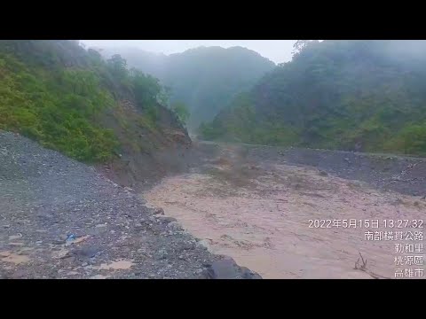 今年第一波猛烈土石流影像曝光，明霸克露橋鋼便橋有驚無險通過考驗