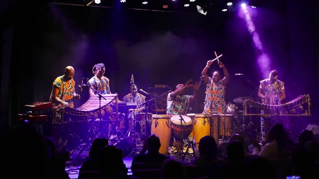 Louis Sanou mit Les Cinq Frères auf dem Sababu Festival im Porgy & Bess Wien 2025