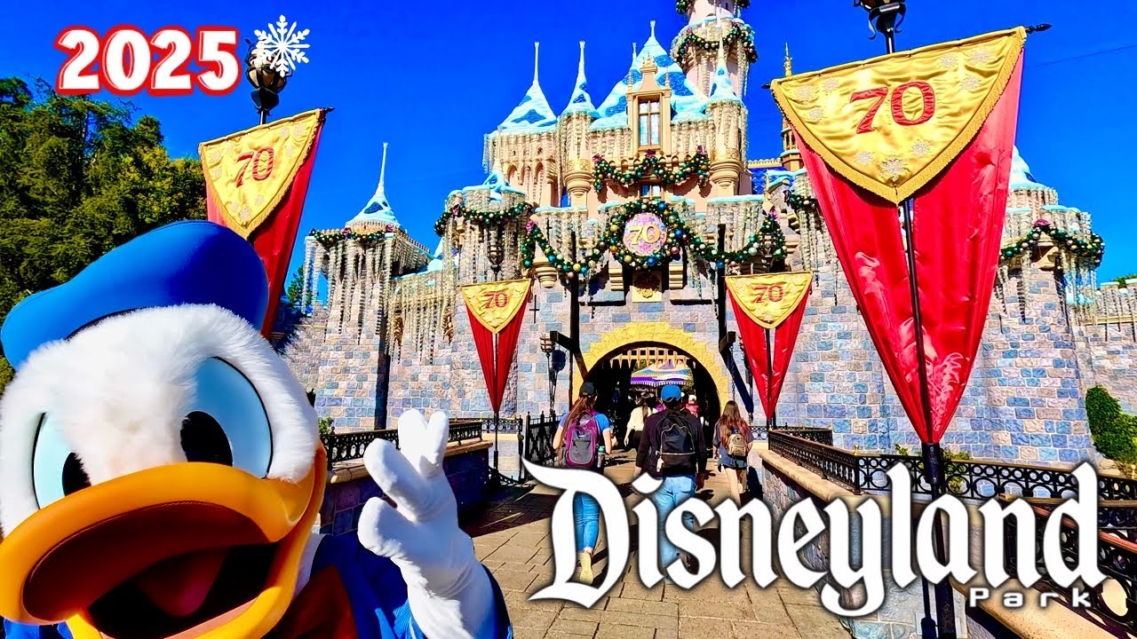Disneyland Holiday Madness! A Busy but Magical Christmas Morning Walkthrough 🎁✨2025 [POV] [4K]