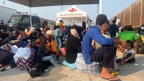 Why are migrants landing in Lampedusa being moved by authorities?