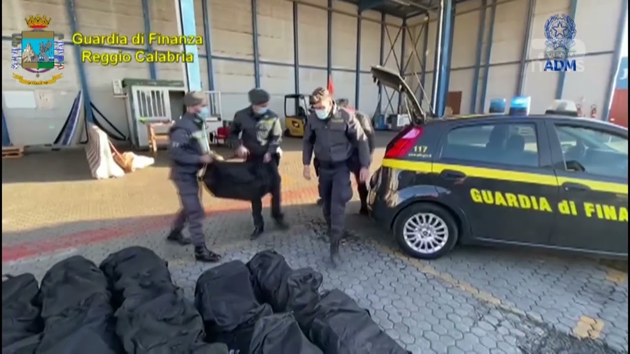 Top News - Itali, zbulohet megafabrika nën tokë / ‘Habitet’ Guardia di Finanza, 3 mld cigare në vit