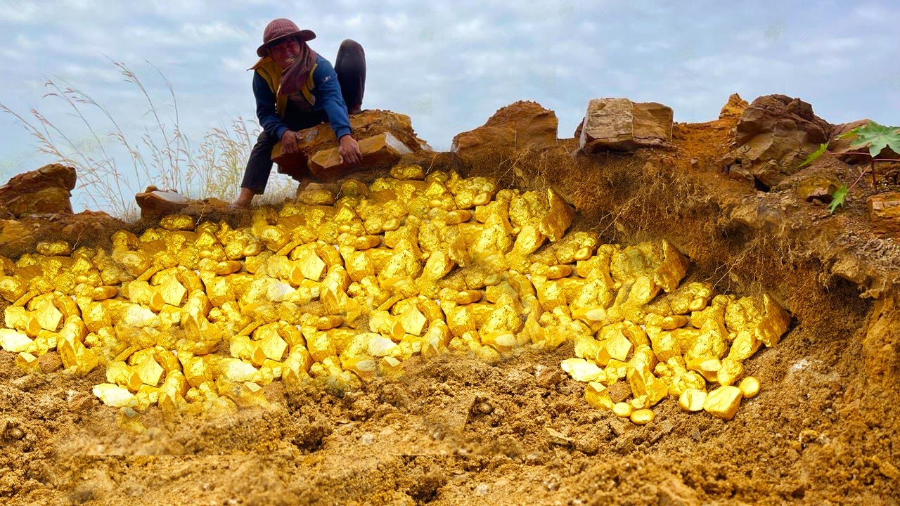 wow amazing finding! a gold hunter found a lot of gold treasure  at mountain