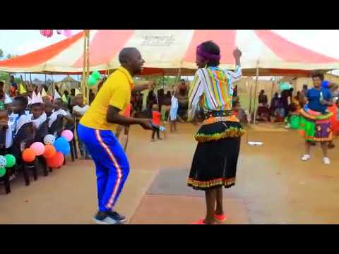 Sesi Bosso na Maponyani Dancing to Hala Mahlweni by tshinya Vantshwa