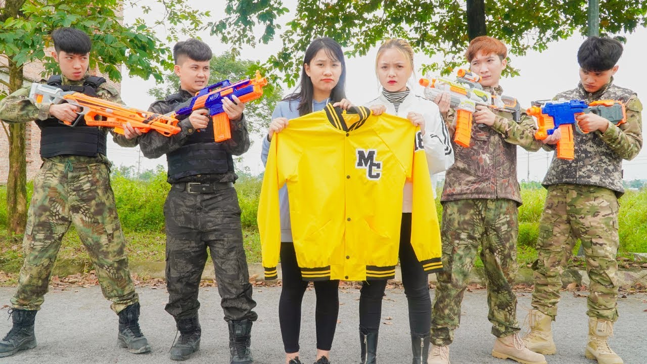 Pretty Girl Nerf War: Couple Sisters Nerf Guns Robber Group Rescue New Shirt Battle