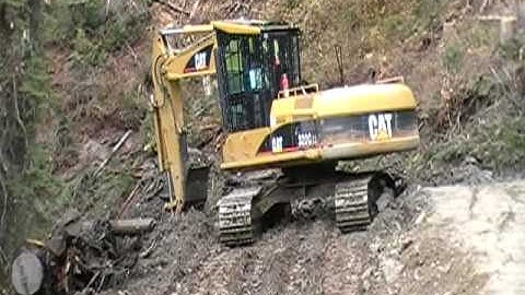 Cat 320 and 325 excavator building logging road
