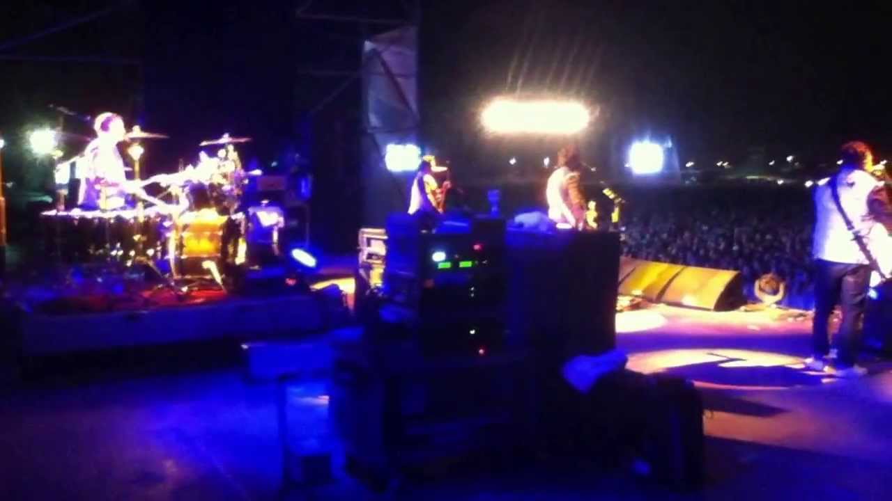 Mira Backstage en vivo con Molotov desde Frontera Festival Chile 2013 en YouTube Mira Backstage en vivo con Molotov desde Frontera Festival Chile 2013 en YouTube