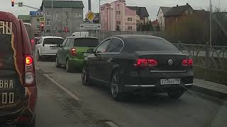 Volkswagen Е236КК196 поворот налево с правого ряда, Н311КЕ196 - выезд на красный