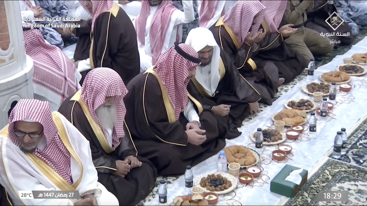 لقطات مميزة من إفطار الأمير سعود بن نهار مع أئمة الحرم النبوي قبل وبعد أذان المغرب 27 رمضان 1447هـ