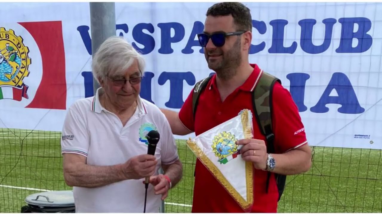 Riccia, l'ultimo saluto ad Alfonsino Moffa portato a spalla dagli amici del Vespa Club - 29/06/2025