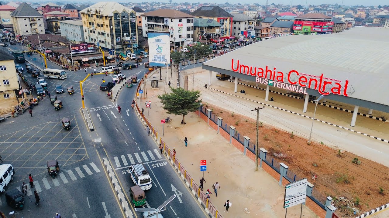 Посмотрите процесс оформления покупки на центральном автовокзале Умуахии.