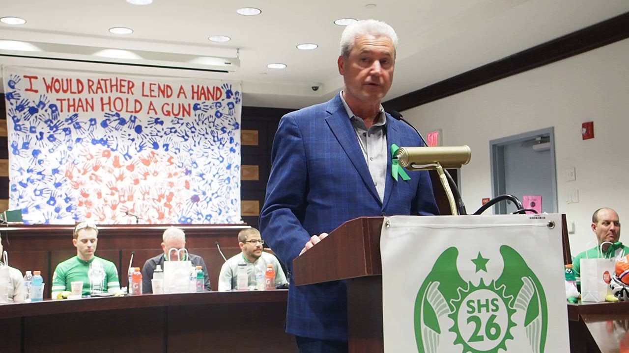 Morristown Mayor Tim Dougherty welcomes Team 26 from Newtown, Conn.