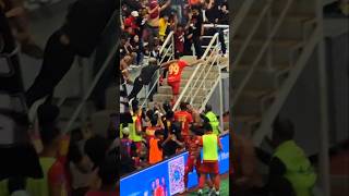 Maxwell Souza Mendatangi Tribun Penonton Usai Mencetak Gol Kegawang Semen Padang di JIS
