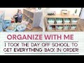 ORGANIZE WITH ME // SMALL SPACE HOMESCHOOLING ORGANIZATION // Homeschool Organization for 4 kids!