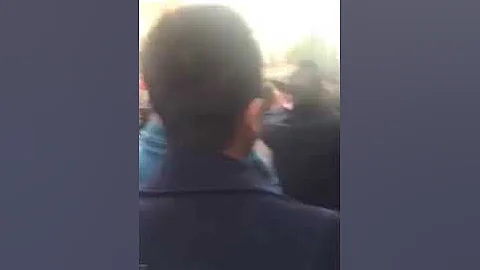 蘭州人民還是猛。團結勇敢。城管毆打發傳單的小姑娘，把女孩打暈在地。蘭州老百姓群毆城管。。警察來了都不好使。 - 天天要聞