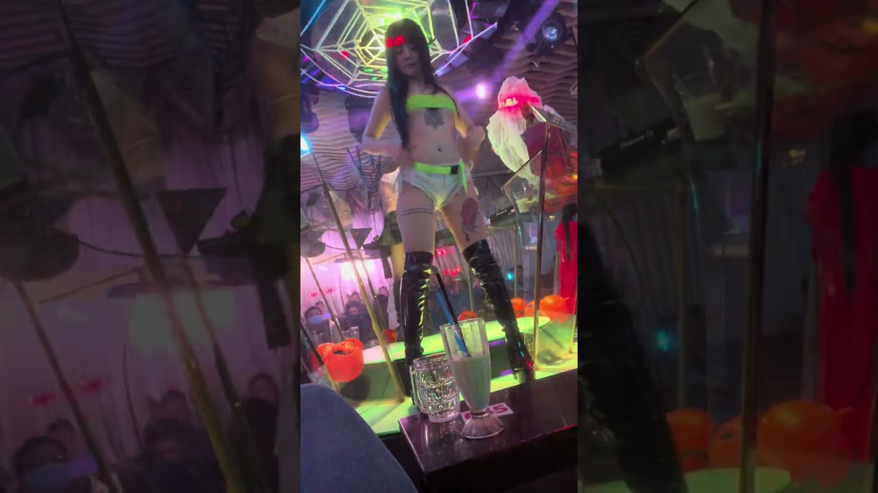 Beautiful dancer @djcafe