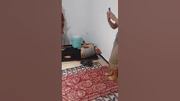 شاهد شاب جزائري يدخل على أصدقائه وهم نائمين فرقة غايطة والبندير 