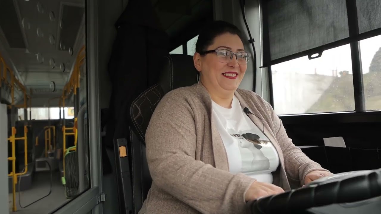 Arajin cragir / Ես հայկական եմ - Անժելա Պողոսյան (Տրոլեյբուսի Կին Վարորդ )