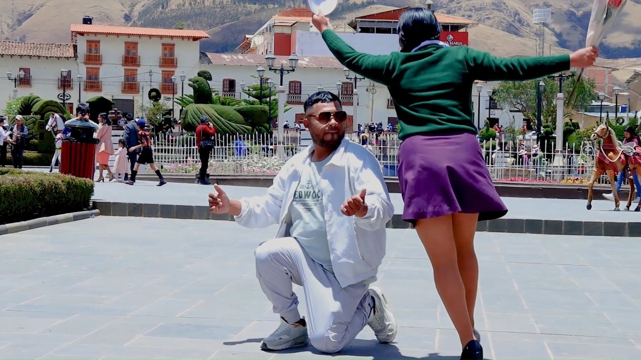 Lo rete a Bailar huayno y se  corrio antes que termine la canción.