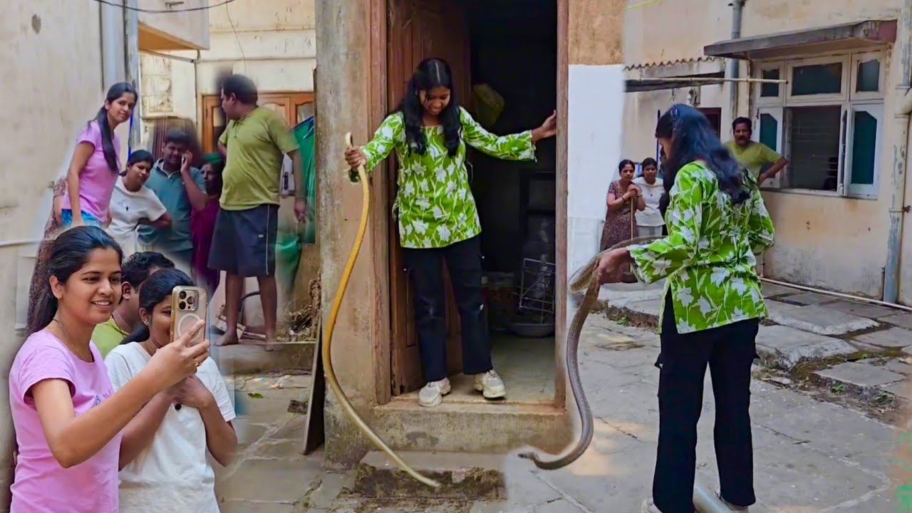 इतका लांब साप लागला पळायला आणि लोकांची वाढली धडधड 😨मी पळत जाऊन पकडला साप 🐍बघा पुढे काय झाले 😱