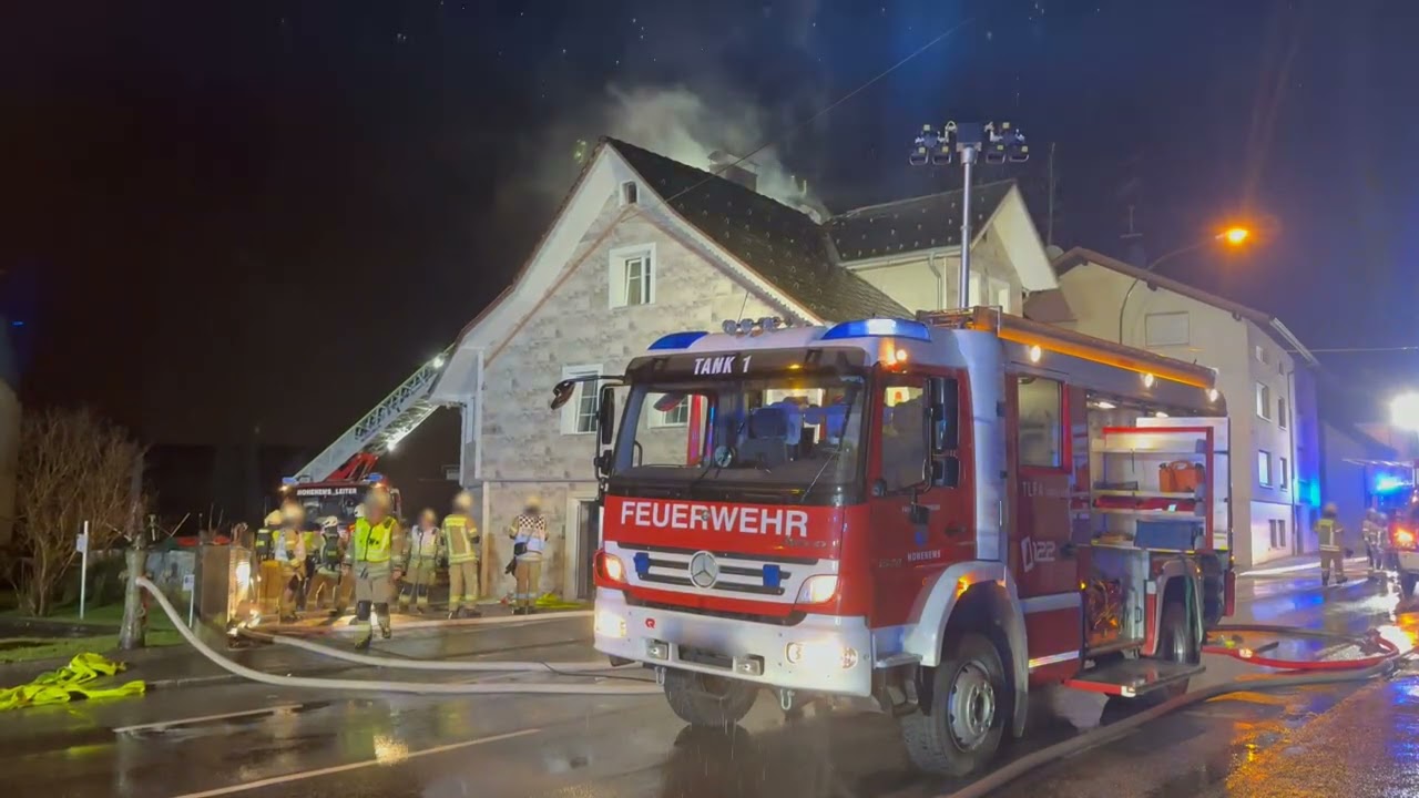 Dachstuhlbrand in Hohenems: 50 Kräfte im Großeinsatz