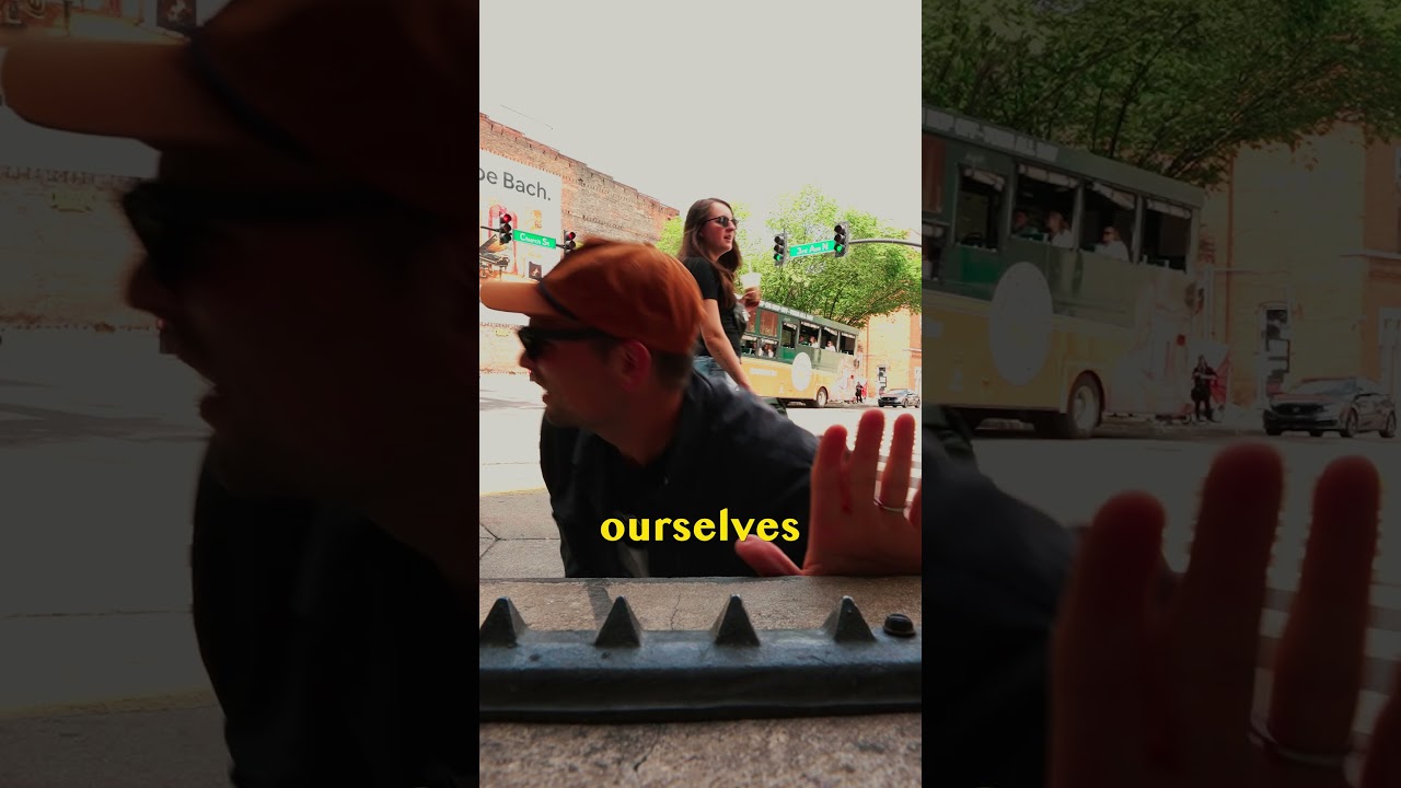 он какал на улице...