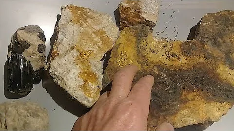 Como identificar quartzo com ouro?
