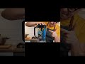 challenge dla ai:film z człowiekiem robiącym fancy smoothie