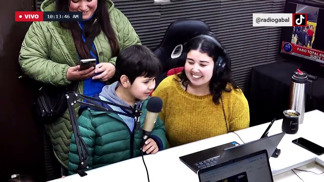 Alumnos del Jardín Nro 906 y las docentes Clarisa Busicchio y Magali Amadeo