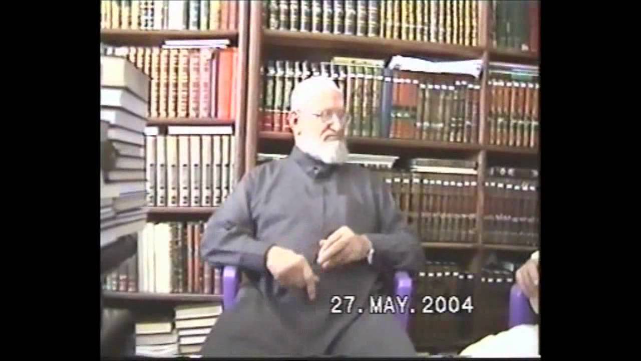 الشيخ عبد القادر الأرناؤوط رحمه الله في مكتبته