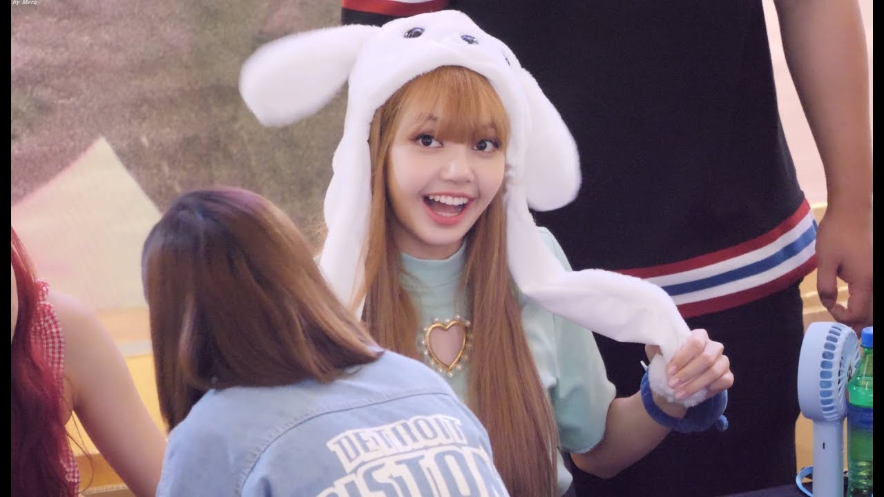 180708 블랙핑크 (BLACKPINK) 팬이 준 토끼귀 쫑긋 올라감,졸귀 [리사] LISA 4K 직캠 Fancam (여의도 팬사인회) by Mera