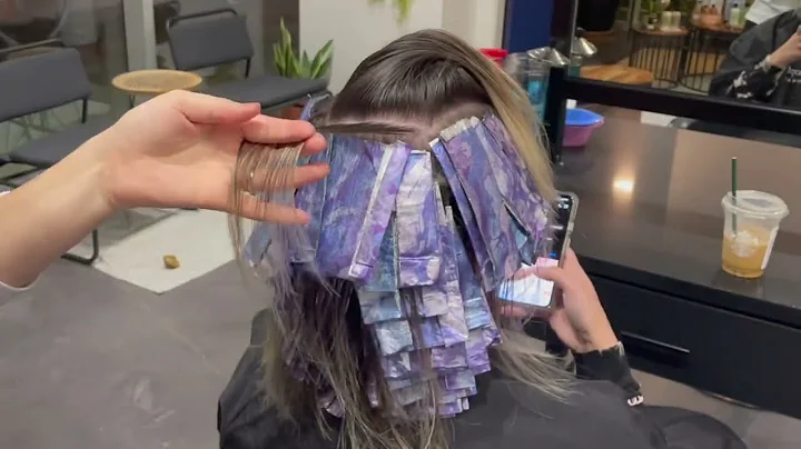 Highlights made easy - Brunette to blonde in one s...