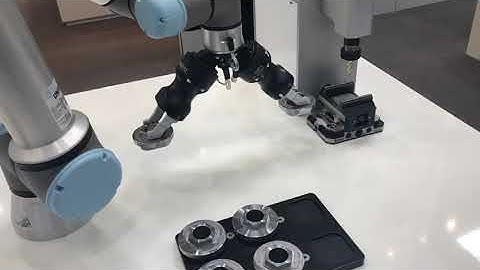 Robotiq End Effector with a Universal Robot at Hannover Messe | Cobots.ie