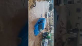 سقوط سيارة في حفرة كبيرة مغمورة بالمياه في القلمون في لبنان