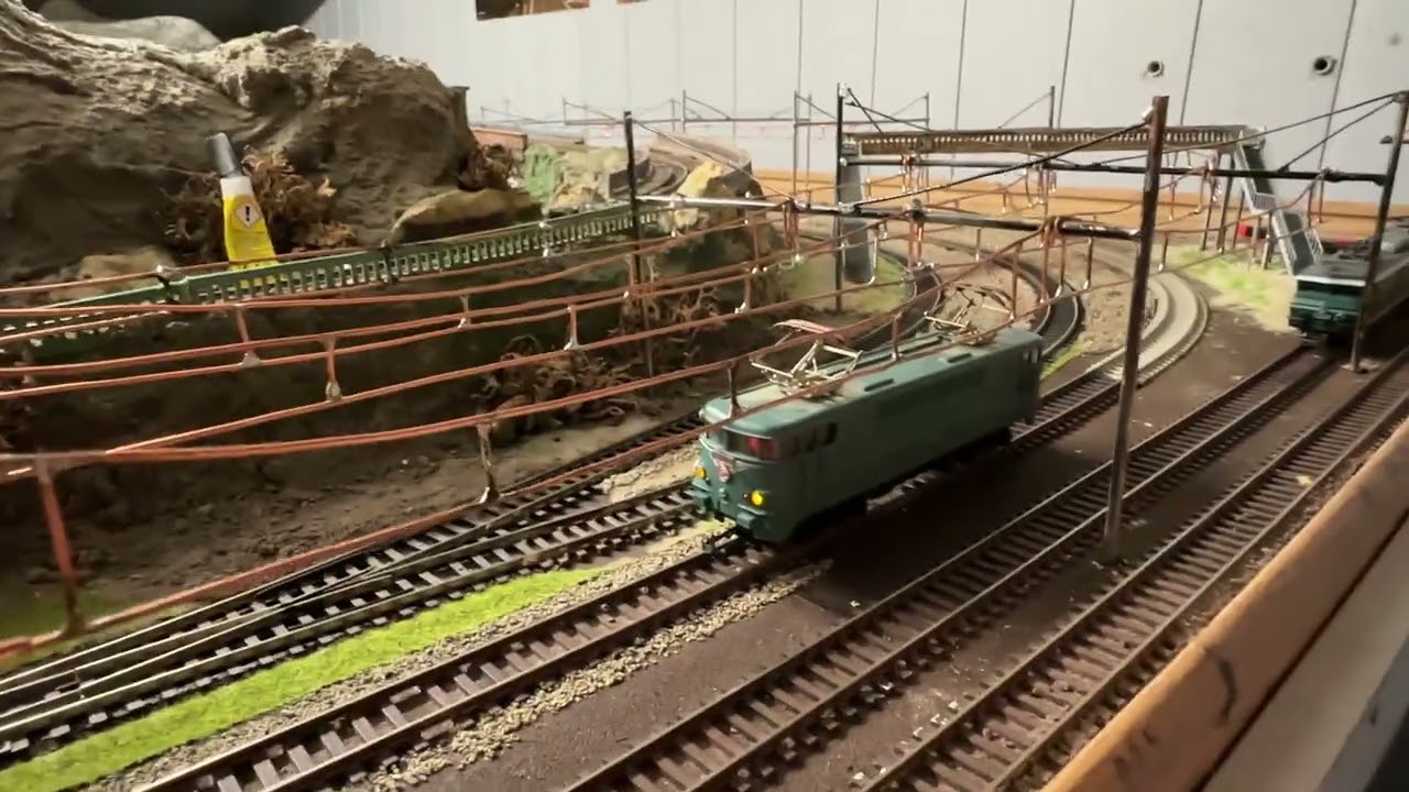 Caténaires en construction et roulement haut-le-pied (HLP) BB 9200 Réseau HO Romana septembre 2024