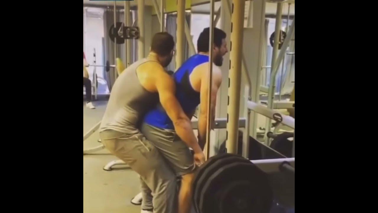 Девушка страхует на жиме лежа