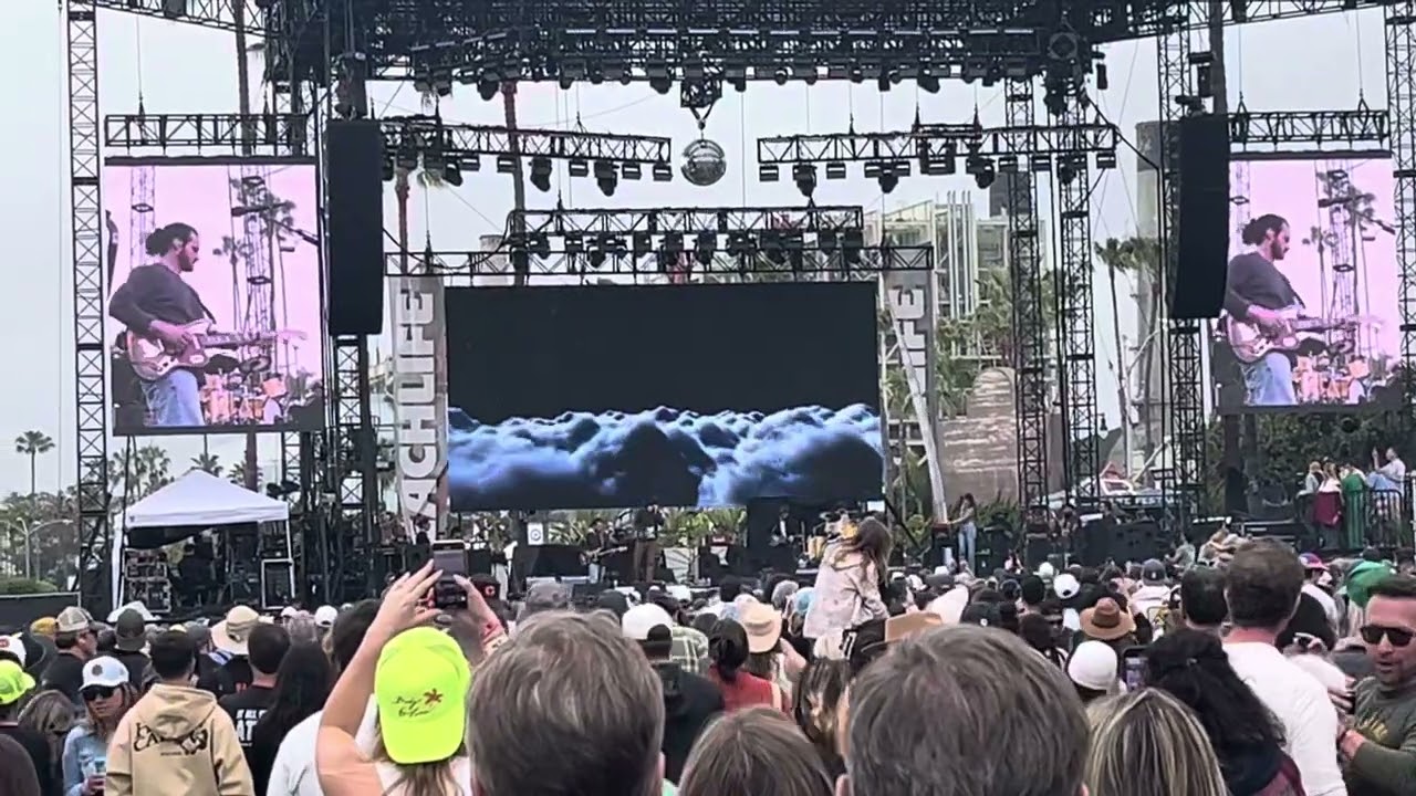 🎹 Mt. Joy Performs “Dirty Love” with Emotional Piano Intro – Live at BeachLife Festival 2025 🌊