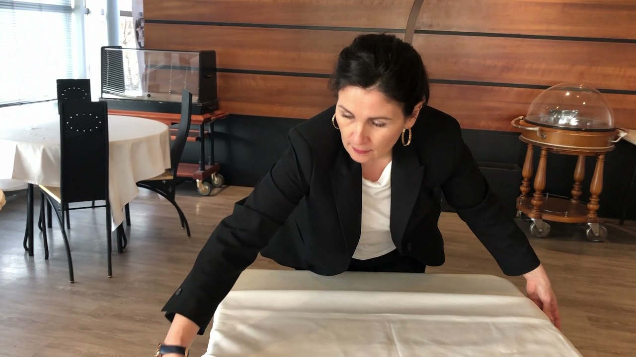 LE NAPPAGE ET LE REPASSAGE D'UNE TABLE