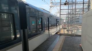 枚方市駅を発車する京阪電車3000系。