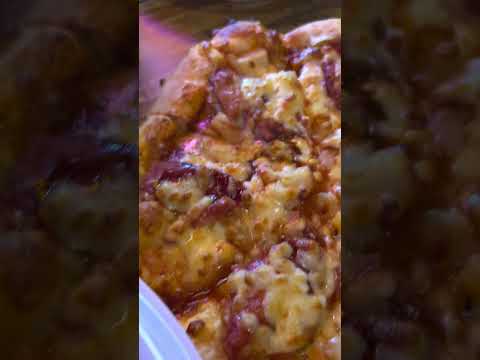 US Pizza Setia Alam smoked duck pizza - YouTube