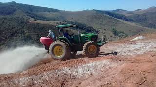 TRATOR JHON DEERE ESPALHANDO CALCÁRIO NO PASTO.PARTE2.