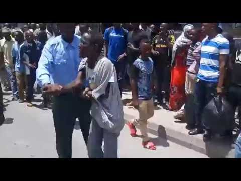 Video: Mfano Wa Saizi Kubwa Ilionyesha Alama Za Kunyoosha Tumbo Na Mashabiki Waliohamasishwa