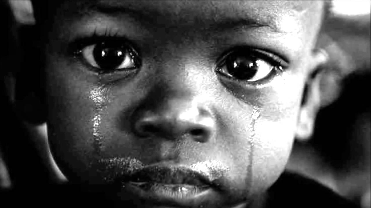 Негритянка плачет. Бедные афроамериканцы.