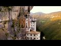 Sospeso tra cielo e terra: il Santuario della Madonna della Corona, una meraviglia tutta italiana